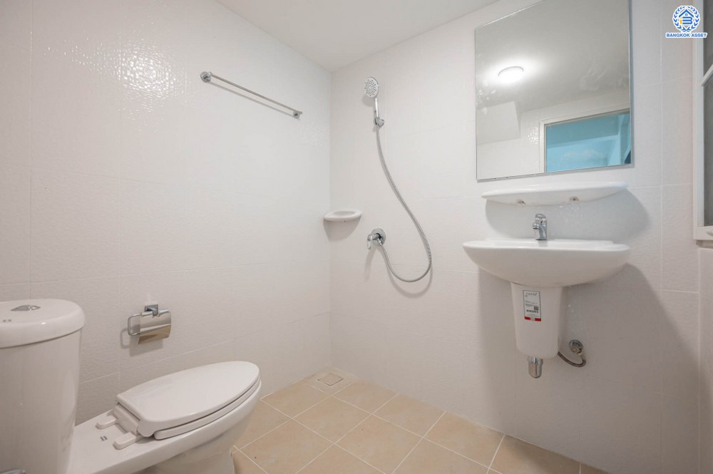 บ้านมือสองตกแต่งใหม่ โครงการ ศุภาลัยวิลล์ ราชพฤกษ์-บางบัวทอง เนื้อที่ 38.1 ตร.ว. พื้นที่ใช้สอยเยอะกว่า 184.98 ตร.ม. ตอบโจทย์ทุกการอยู่อาศัย ฟังก์ชัน 3 ห้องนอน 2 ห้องน้ำ 2 ที่จอดรถ บนทำเลเชื่อมต่อ รถไฟฟ้าสายสีม่วง "สถานีบางพลู" รายล้อมด้วยสิ่งอำนวยความสะดวกมากมาย